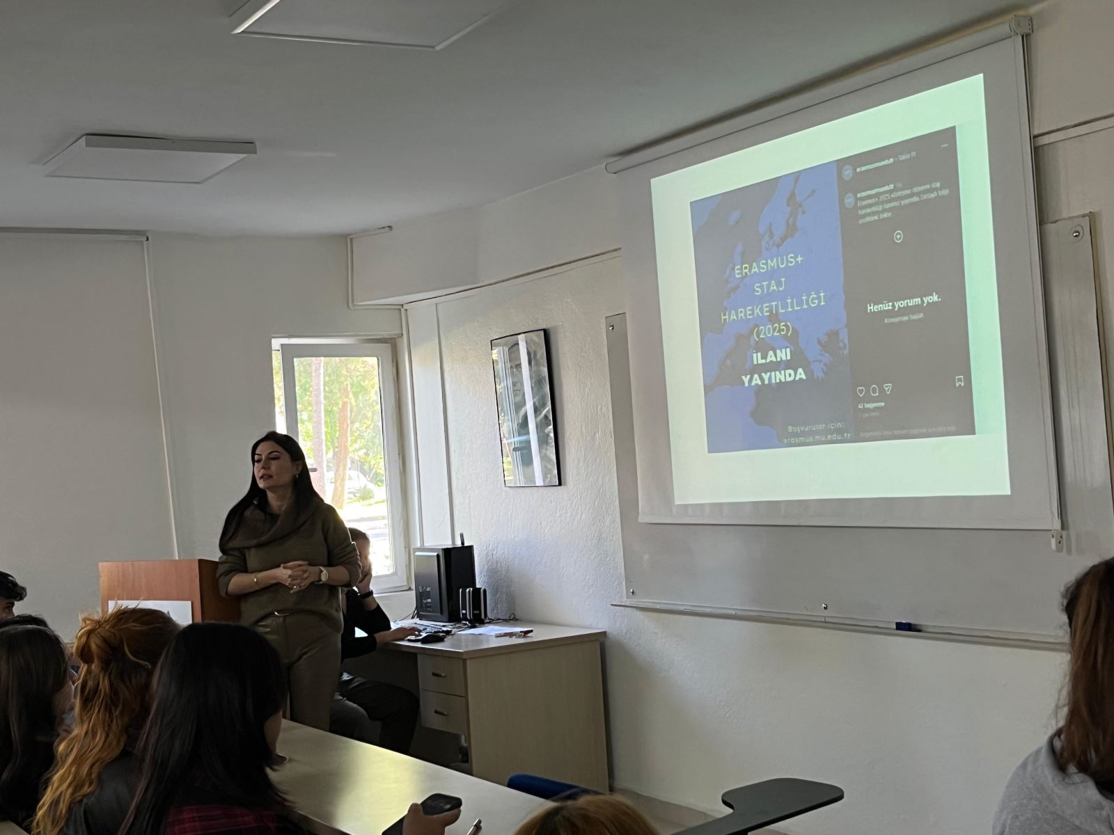 Dalaman Meslek Yüksekokulu’nda, öğrencilere Erasmus+ öğrenci değişim programı hakkında kapsamlı bilgi sunmak amacıyla 9 Aralık 2025 tarihinde bir bilgilendirme toplantısı gerçekleştirildi. Toplantı, Dalaman MYO Erasmus Koordinatörü Öğr. Gör. Duygu Güvensay tarafından yürütüldü. Öğrencilerin yoğun ilgi gösterdiği etkinlikte Erasmus+ öğrenci ve staj hareketliliği süreçleri, başvuru koşulları, seçim kriterleri, hibeler, gidilebilecek ülkeler ve üniversiteler hakkında ayrıntılı bilgiler paylaşıldı. Ayrıca önceki yıllarda Erasmus’a katılan öğrencilerin deneyimlerinden örnekler aktarılırken, katılımcıların merak ettiği sorular da yanıtlandı. Toplantı, öğrencilerin uluslararası eğitim olanakları konusunda bilinçlenmesine katkı sağlayarak verimli bir şekilde tamamlandı.